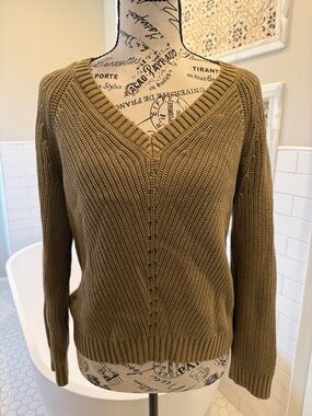 Marine Layer Women's V-Neck Ribbed Sweater in military green